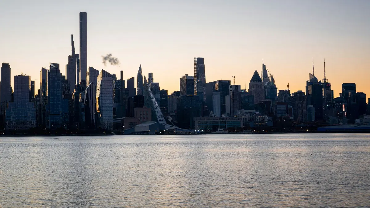 ה-S&P 500 לפני ג'קסון הול: 7,730 נקודות, והנפט סביב 90 דולר